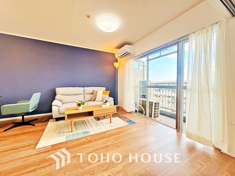 内装 【living】居心地のいい暮らしには欠かせない眩い採光。ゆったりとした幅の窓からこの空間に降り注ぐ採光が絶えない。明るいリビングこそ居心地のいい暮らしが待っているのだと思う。