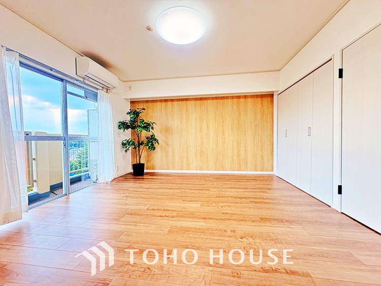 内装 風の通り道。舞い込んでくる風が優しく躍り、室内に爽やかな空気を運んでくる。そこに季節の息吹を感じて、いまがどんな季節なのかを実感する。