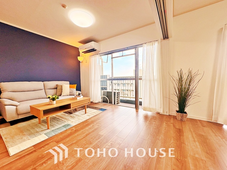 内装 叶えたかったのは落ち着きのあるナチュラルな風合い、そして開放感があるリビング。優雅な気分に浸れる幸せな時間を家族が自然と集まりたくなるこの空間で。