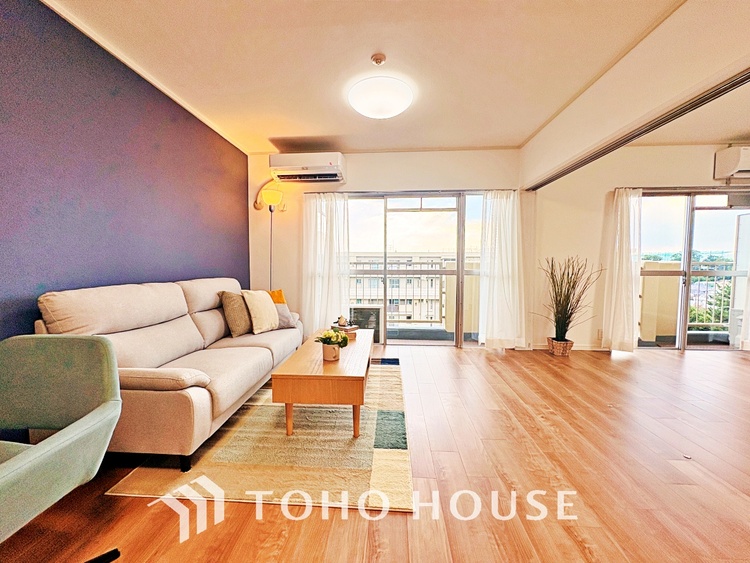 内装 ◆サンサンと◆差し込む太陽の光がこのリビングに笑いをもたらす。ソファの上のクッションがポカポカした暖気にぬくぬくと微睡んでいる。