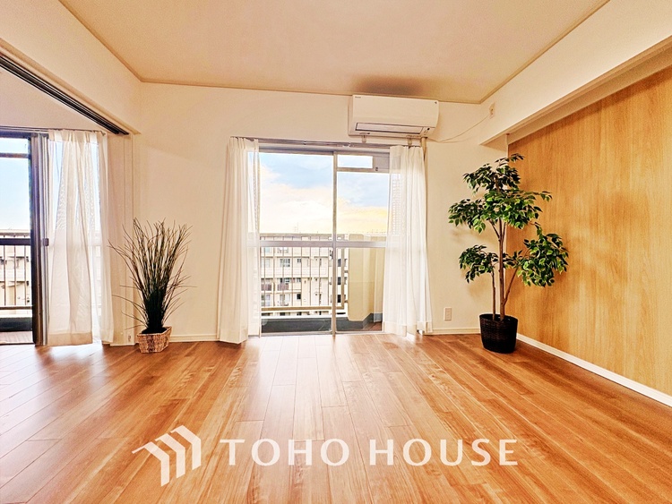 内装 使いやすく、明るい洋室に仕上がります。子供部屋や趣味のお部屋にご利用できます。ご自身で家具などを配置し、素敵な空間を創り上げられます。