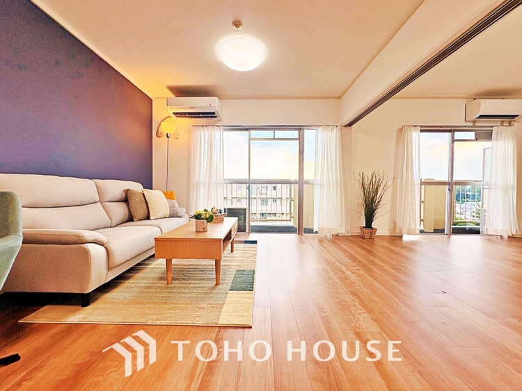 内装 ここはみんなが集い、食事と楽しい会話が始まる場所。話に夢中になりすぎて、ついつい時を忘れ、夜半過ぎになってしまう。そんな束の間の幸せを感じさせてくれます。