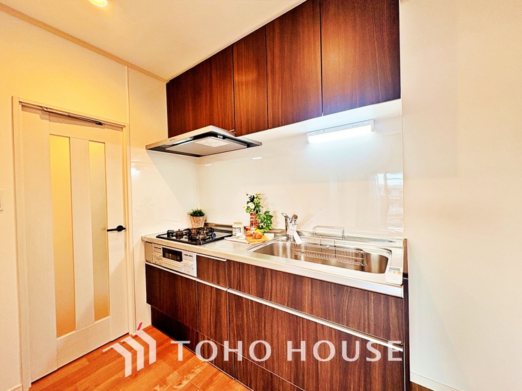 キッチン 手元の収納から、足元の収納までが全てスライド式で、奥のスペースまで有効に活用できます。奥まで上から見渡せるので、たまにしか使わない調理器具もサッと取出せます。