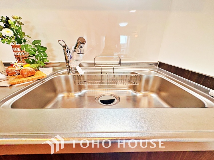 キッチン ◆愛育◆キッチンは家族の絆を育む大切な空間。シンプルで使い易いSystemKitchenで愉しく作る料理は愛情のある美味しいご馳走に。家族で使える広々としたダイニングキッチンです。