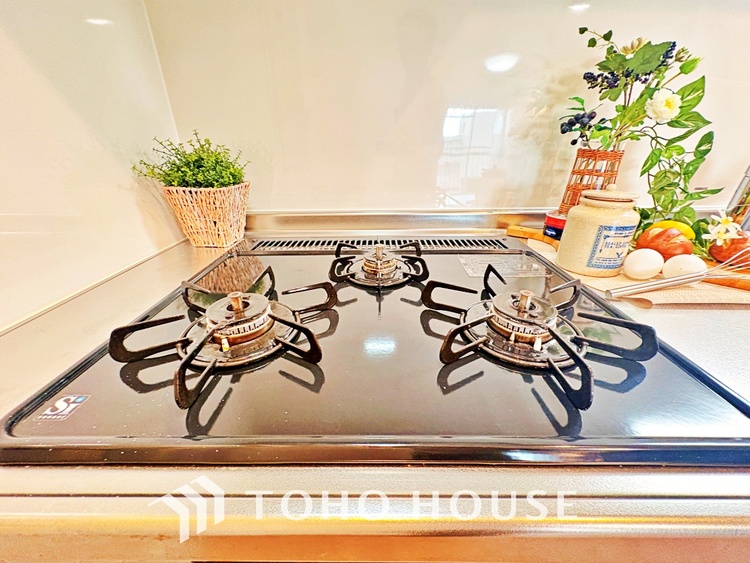 キッチン キッチンは家族の絆を育む大切な空間。シンプルで使い易いシステムキッチンで愉しく作る料理は愛情のある美味しいご馳走に。家族で使えるダイニングキッチンです。