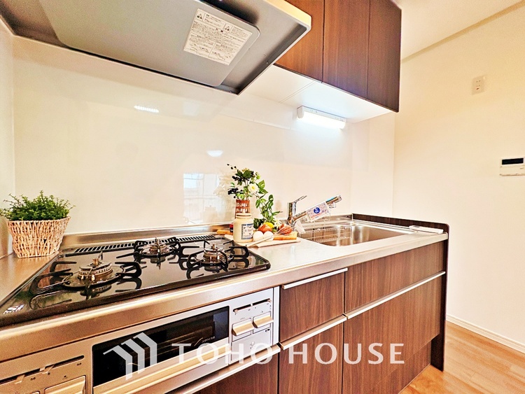 キッチン 広々としたキッチンのシンクは、料理の準備と片付けを楽にし、使いやすさを最大限に引き立てます。