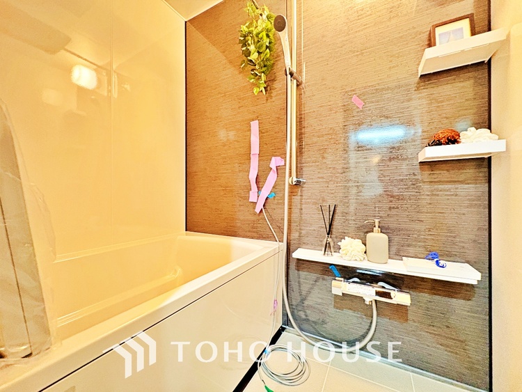 風呂 【浴室】《一日の疲れを落としてくれる場所は、落ち着く場所でなければならない》　高級感溢れるカラーと大きさ・柔らかな曲線で構成された半身浴も楽しめるバスタブが心地よさをもたらします。