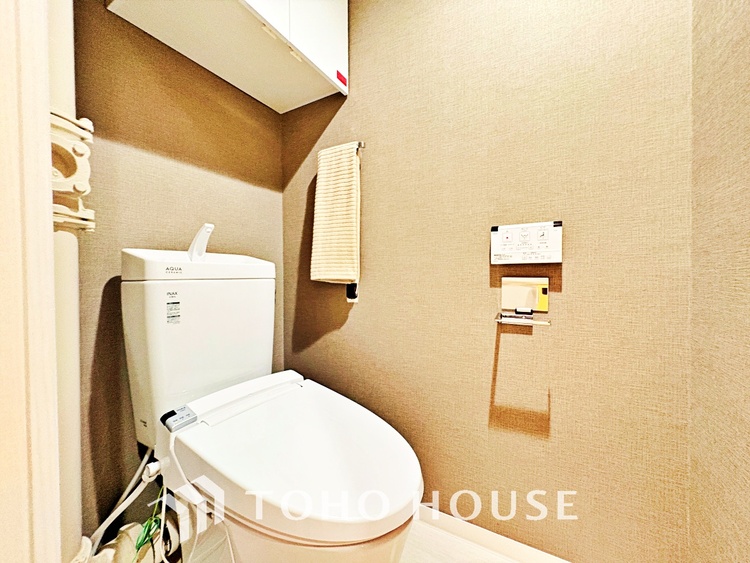 トイレ 清潔感あるホワイト調のクロスと温もり溢れるモダンカラーの床材が見事に調和した本邸宅は、毎日の生活を少しでも快適に過ごして頂ける様に落ち着いた雰囲気作りから行っています。