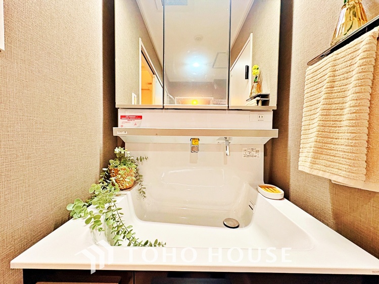 洗面 気持ちの良い朝をつくりだし、夕方には笑顔を取り戻させてくれるミラー。パウダールームはいつでも本来の自分を取り戻せる空間。明るく仕上げてあります。