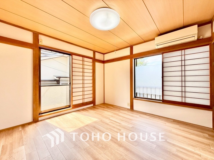 内装 【木漏れ日】の様な採光が優しく足元を照らし、心地いい暮らしの道しるべを写し出す。この空間で過ごす家族との語らいの時間がとても素敵で幸せを感じるかもしれない。