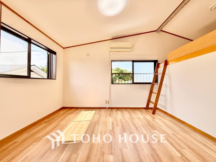 内装 【季節外れのホームホリディ】喧噪から離れ広々したリビングでゆったりと過ごす。そんな寛いだ休日もあっていい。だって『何もしない時を楽しむ』そんな贅沢な時間を愛する家族と堪能できるのだから。