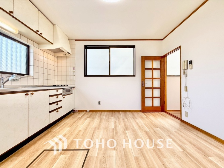 内装 【リビングルーム】天井に埋められた連続する眩い光−ダウンライト。それはまるでフライト航路のアプローチライトのように優美でロマン溢れるポジショニング。