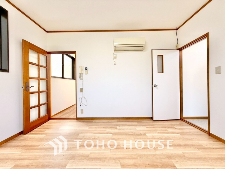 内装 【愛する人達】との幸せな時間をここで楽しむ。耐震性、デザイン、そして対面キッチンを備えたユーティリティー。何も妥協しないライフスタイル。愛する家族を大切にする人達が住まう家。