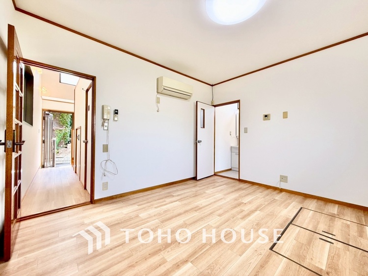 内装 【スペシャルシーン】デイリーシーンからスペシャルシーンまで様々なシーンで使用出来る、フレキシブルで飽きのこないこの空間。僕の頭の中では大好きなソファとダイニングテーブルと家族の笑顔が広がっていた