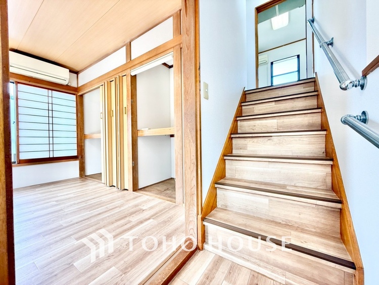 内装 【色彩】この空間に放たれた光は華美なまでに演出されたデザイン。流れる時をより芳醇なコーヒーの様な色彩奏でるアダージョ。そして情景豊かな作品のような暮らしがイメージできる。