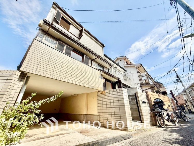 外観 窓を開けベランダに出ると当所なく広がる街と空のスクリーン。風が凪ぎ一時停止する目の前の画面の中、僕は一体何を考えていたのだろう。牧歌な街並みが僕を穏やかにさせてくれる。