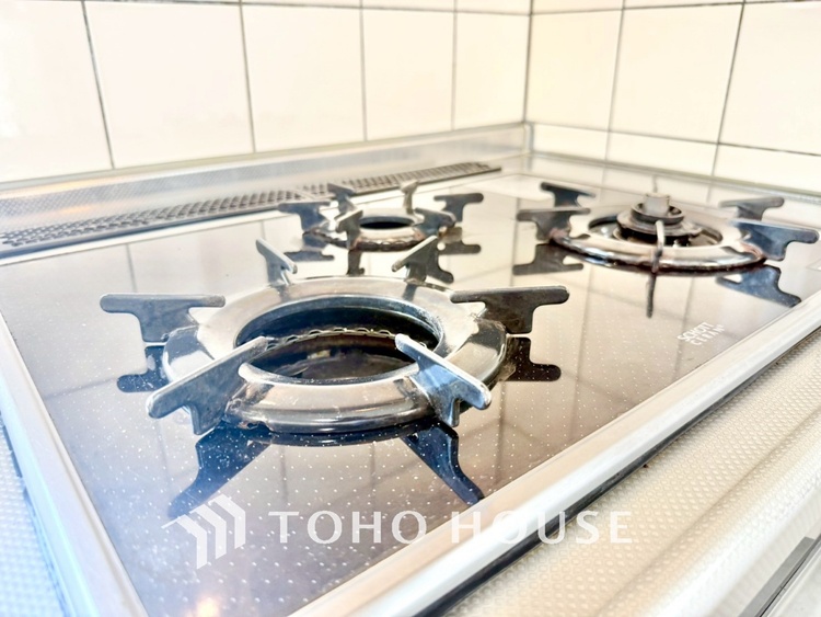 キッチン 【居心地のいい暮らし】には欠かせない眩い採光。ゆったりとした幅の窓からこの空間に降り注ぐ採光が絶えない。明るいリビングこそ居心地のいい暮らしが待っているのだと思う。