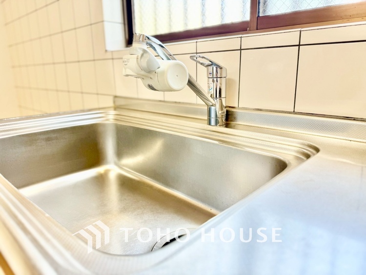 キッチン 【癒しの空間】室内構成に拘り採光とセンスを散りばめた空間。それは『柔らかさ』に似た素敵な居場所。そこに暮らす人のことを考えつくり出したものは『癒し』という心地よい居場所なんだと思う。