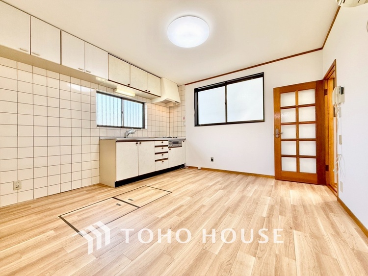 キッチン 【豪華絢爛】事も無げに美しく、伝えるには筆舌に尽くし難い。豪華絢爛や華美と言う事ではなく、住まう者にとって暮らし易く心地がいいと言う美しさがこの住まいには込められている。