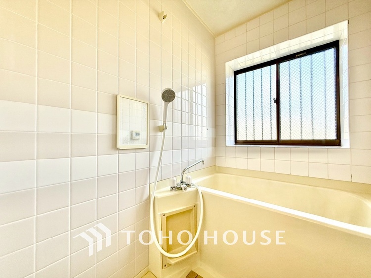 風呂 【Bathroom】奥行きが長く足を延ばしてもラクラクのスペース。体の大きい方でも嬉しいワイドサイズ。また、カビが付きにくく軽くこすれば簡単に落ちるお掃除ラクラク仕様です。