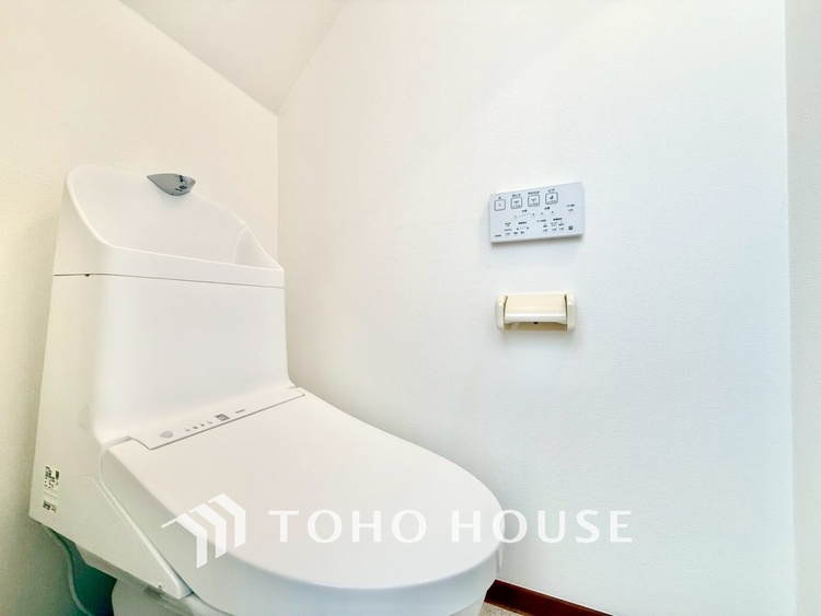 トイレ 【Toilet】トイレも全て新品に交換されており、清々しく新生活を始めることができます。白基調の清潔感のある空間に生まれ変わりました。