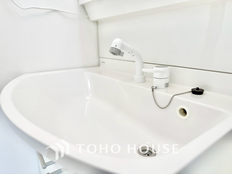 洗面 【Wash basin】十分な大きさの洗面台は収納もさる事ながら、身だしなみチェックや歯磨きなど、朝の慌ただしい時間でもホテルライクなスペースで余裕とゆとりを感じて頂けます。