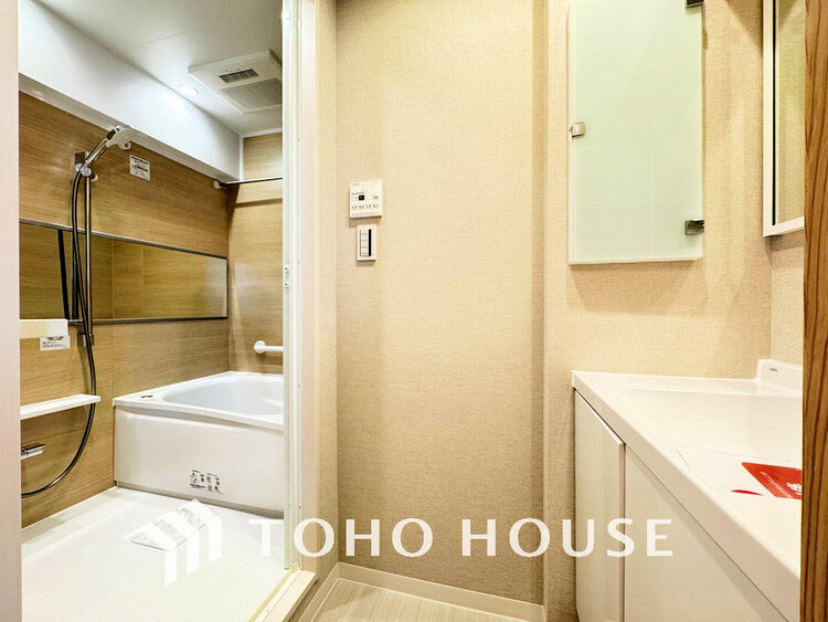 洗面 白を基調とした清潔感のある洗面室で朝の身支度を