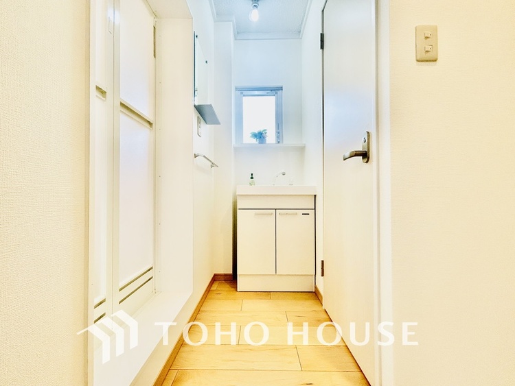 洗面 白を基調とした清潔感のある洗面室で朝の身支度を