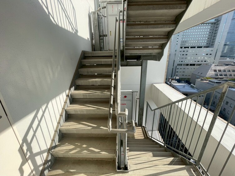 その他 共用部の階段です。明るく清潔に管理されています。