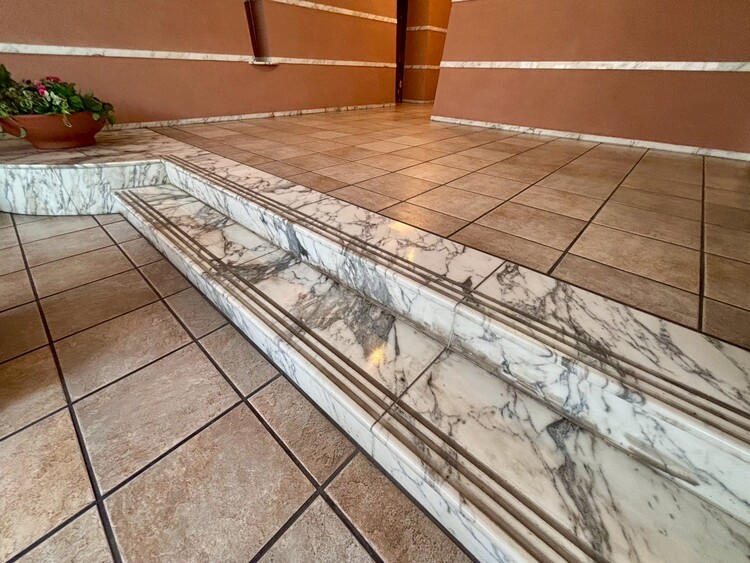 設備 共用部の階段です。明るく清潔に管理されています。