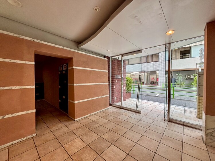 エントランス 綺麗に整備されており、行き届いた管理体制をうかがわせます。