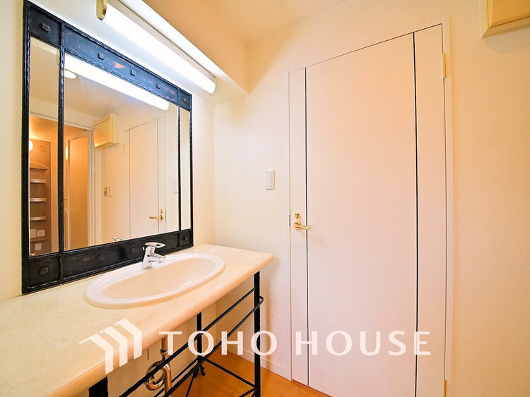 洗面 白を基調とした清潔感のある洗面室で朝の身支度を