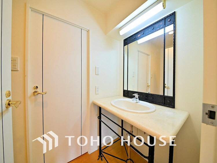 洗面 落ち着きのある色合いでまとめられた洗面室