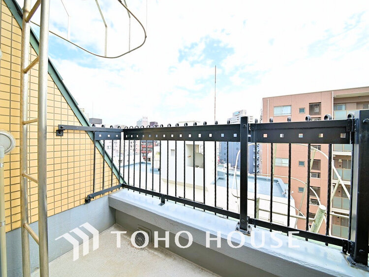 バルコニー 日当たりの良いバルコニーで晴れの日の洗濯物も楽しみになりますね