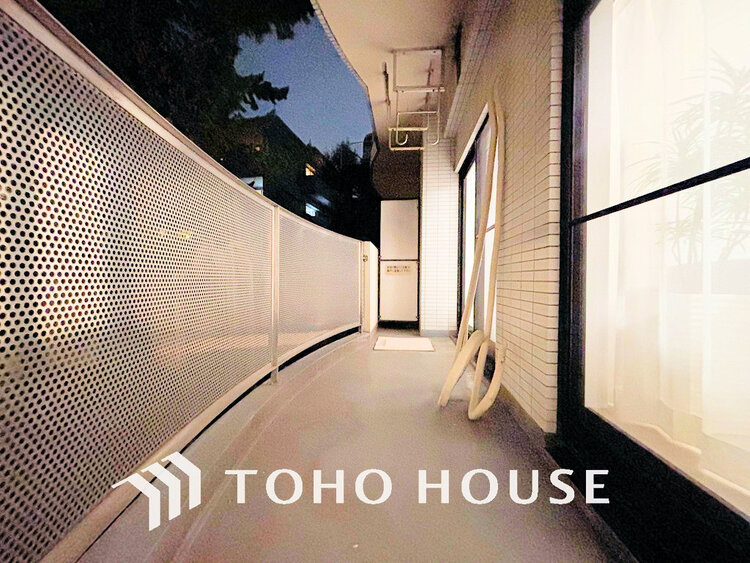 バルコニー 日当たりの良いバルコニーで晴れの日の洗濯物も楽しみになりますね