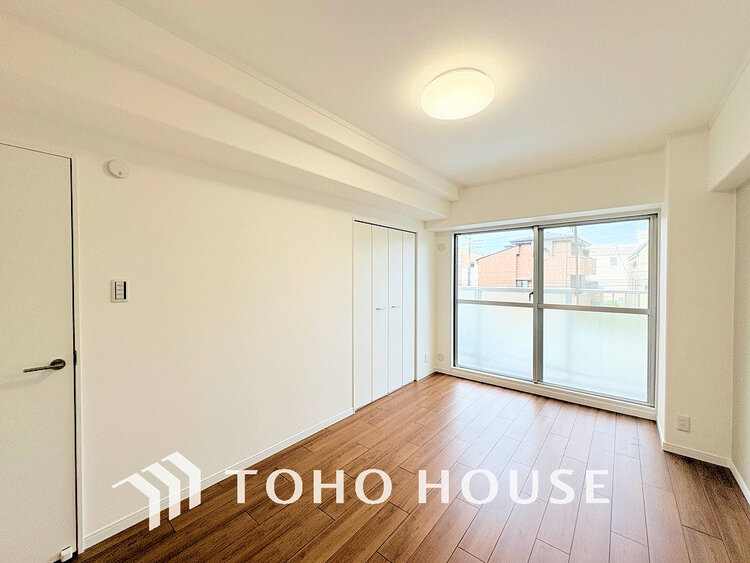 内装 採光もある洋室は、くつろぎのひと時を過ごすのにぴったり