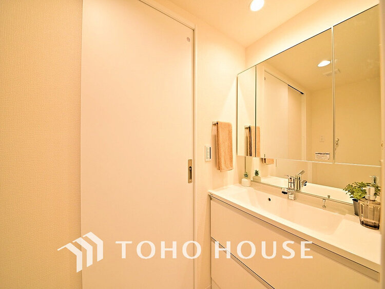 洗面 白を基調とした洗面台。身だしなみを整えやすく収納量も良好です