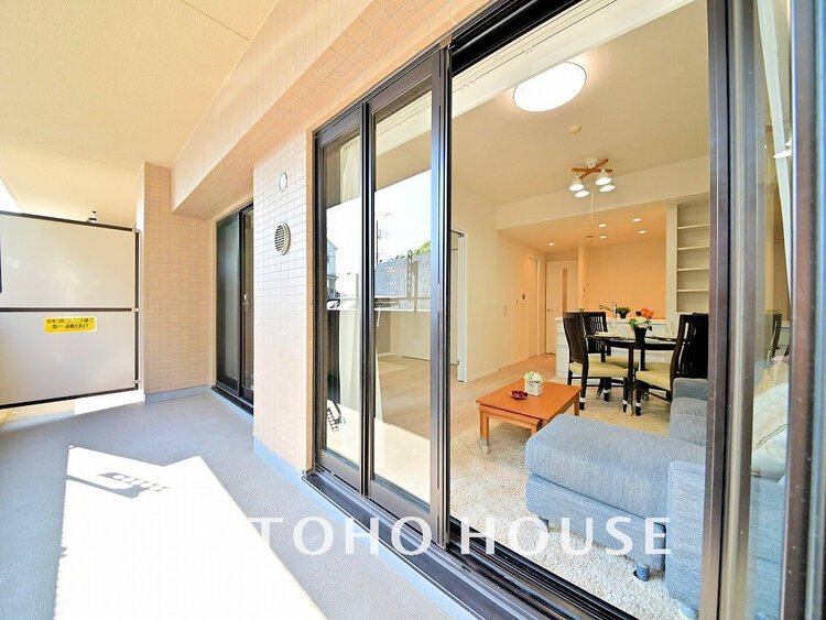 バルコニー 日当たりの良いバルコニーで晴れの日の洗濯物も楽しみになりますね