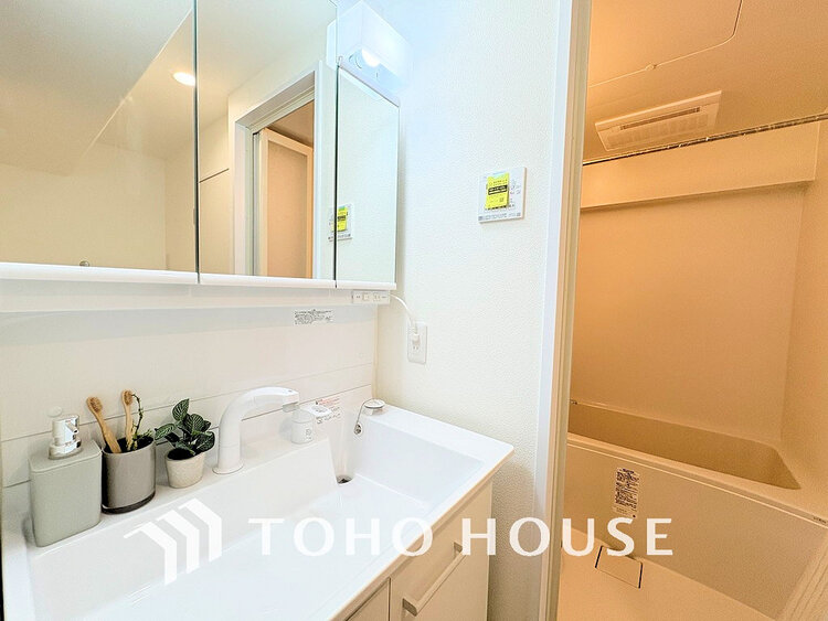 洗面 白を基調とした清潔感のある洗面室で朝の身支度を