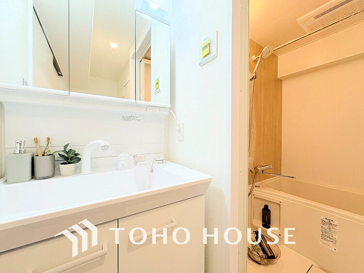 洗面 落ち着きのある色合いでまとめられた洗面室