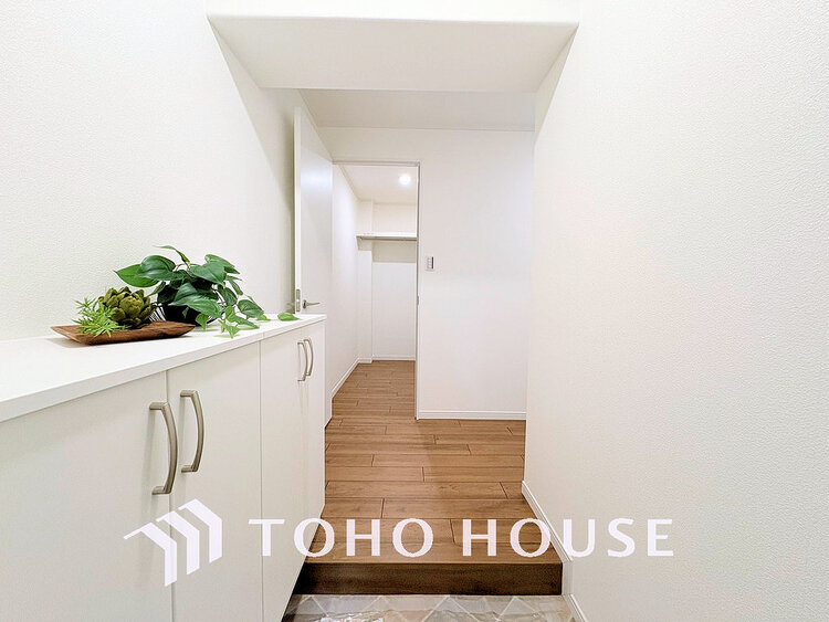 玄関 落ち着いた雰囲気の玄関、家族の帰りを暖かく迎えてくれます