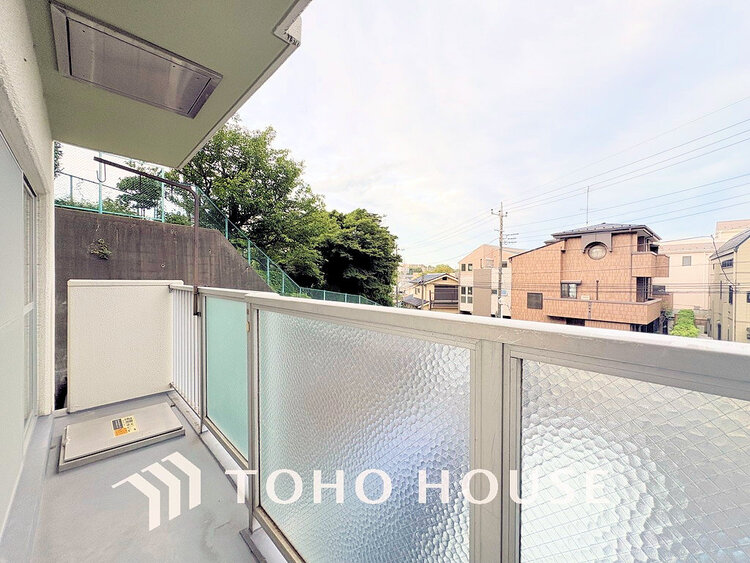 バルコニー 日当たりの良いバルコニーで晴れの日の洗濯物も楽しみになりますね