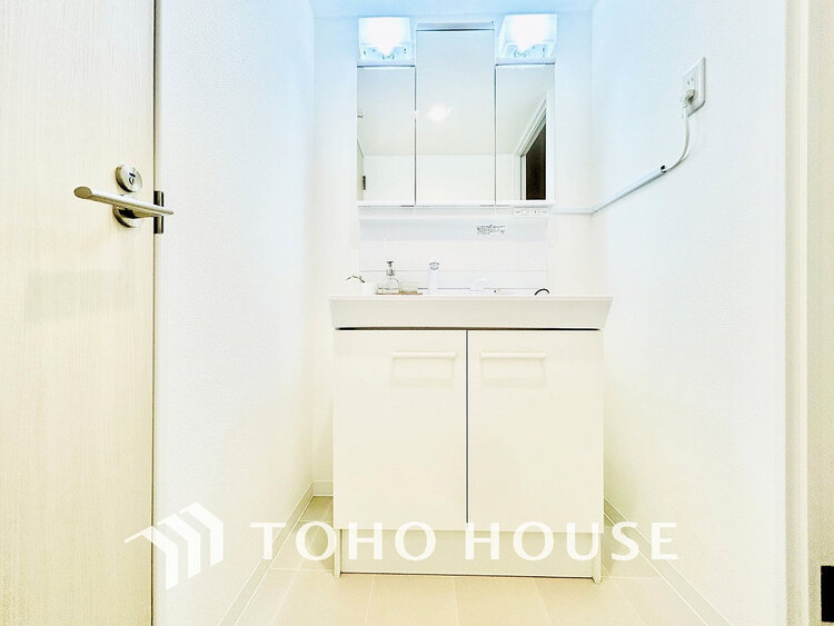 洗面 白を基調とした洗面台。身だしなみを整えやすく収納量も良好です