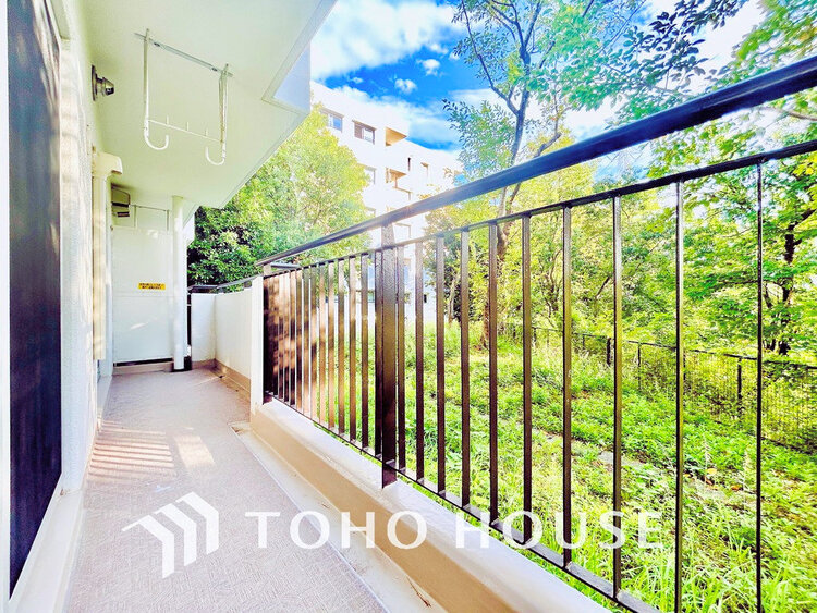 バルコニー 日当たりの良いバルコニーで晴れの日の洗濯物も楽しみになりますね