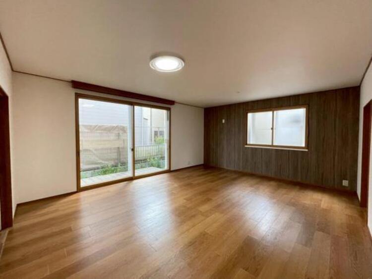 居間 15帖の明るく広々としたリビングダイニングです！ご家族が自然と集まるゆとりの空間です