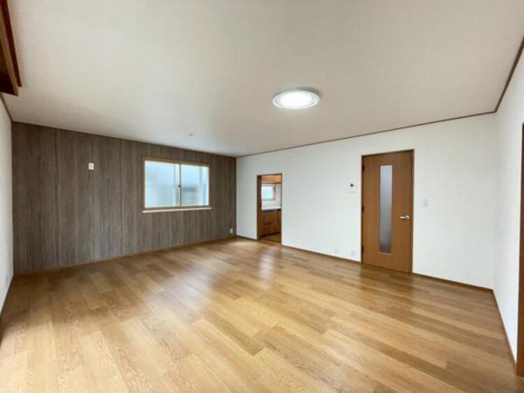 居間 たっぷりの陽光が注がれた明るいリビングは、家族団らんのひと時を包み込みます。