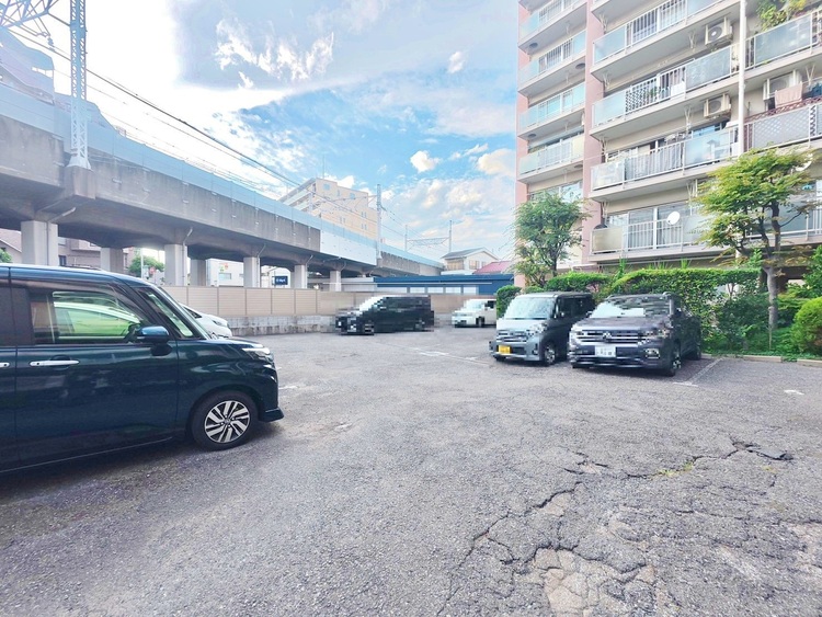 駐車場 本物件の駐車スペースです。車種制限のある場合もございますので、お気軽にお問い合わせくださいませ。