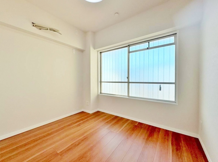 寝室 ベッドも十分に設置するスペースがあります。