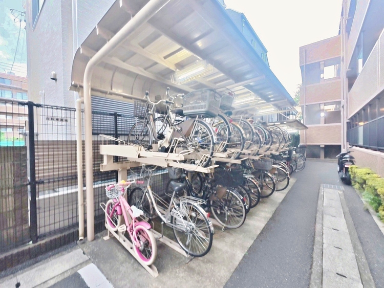設備 きちんと整備された駐輪場。住む方の心遣いが感じられます。