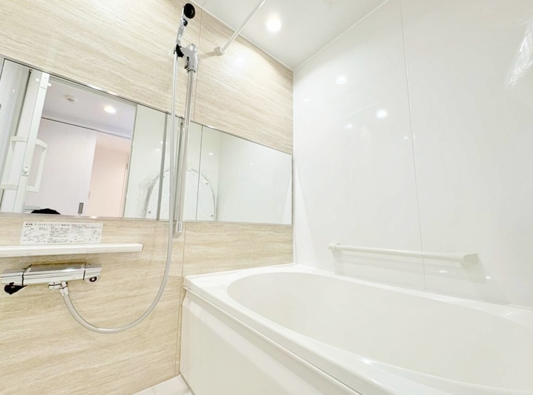 風呂 一日の疲れを癒すバスルームは、心地よいリラックスを叶える清潔感溢れる空間です。